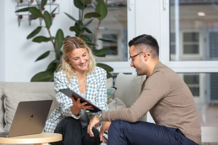 Verkaufstrainer David erklärt Selbstständiger, wie sie ihren Vertrieb verbessern kann