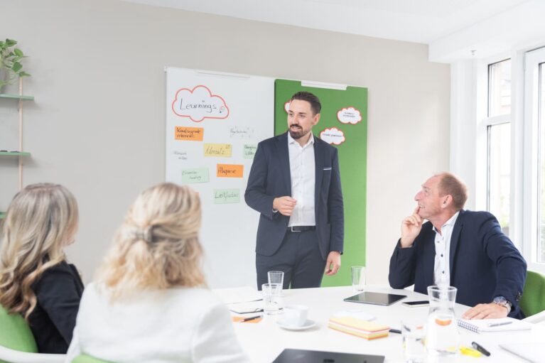 Vertriebscoach erklärt Salesteam etwas